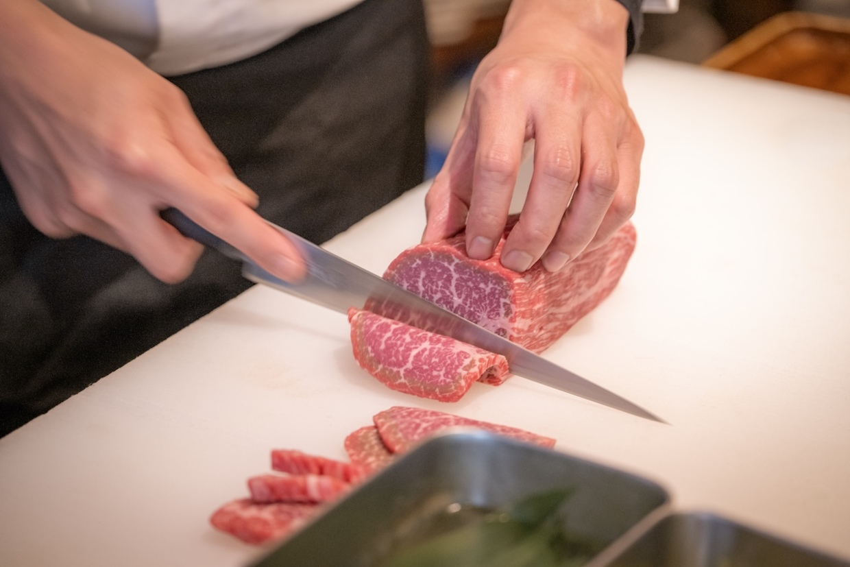 『焼肉萬野 心斎橋店』調理風景