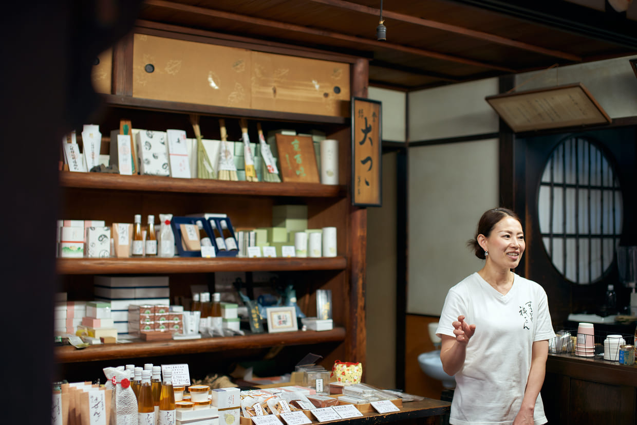 京都『するがや祇園下里』七代目店主の井上真由美さん