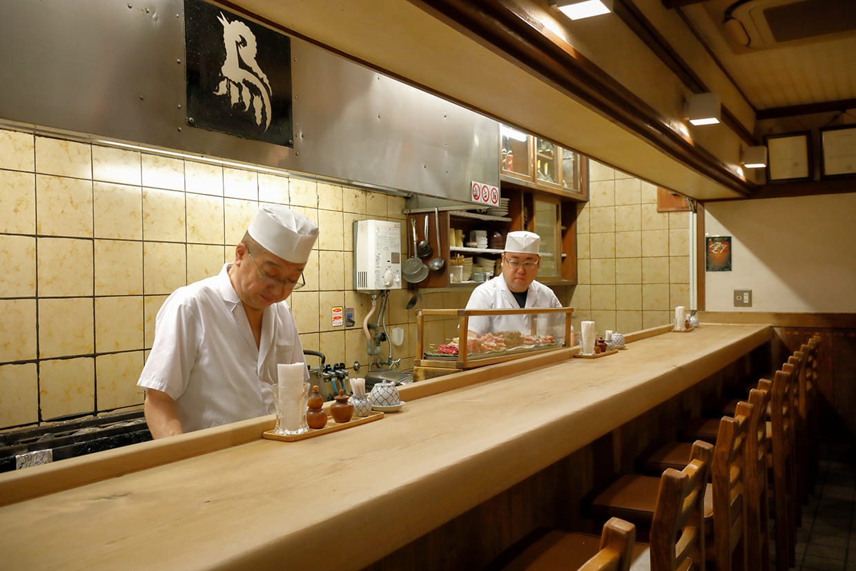 『二和鳥』の店内