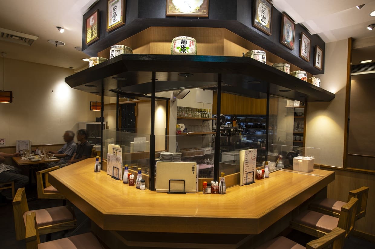 『酒房 灘 さんちか店』の店内