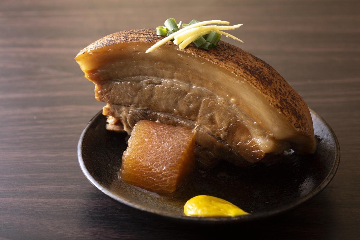 『木灰そば 太陽人』の肉塊ラフテー