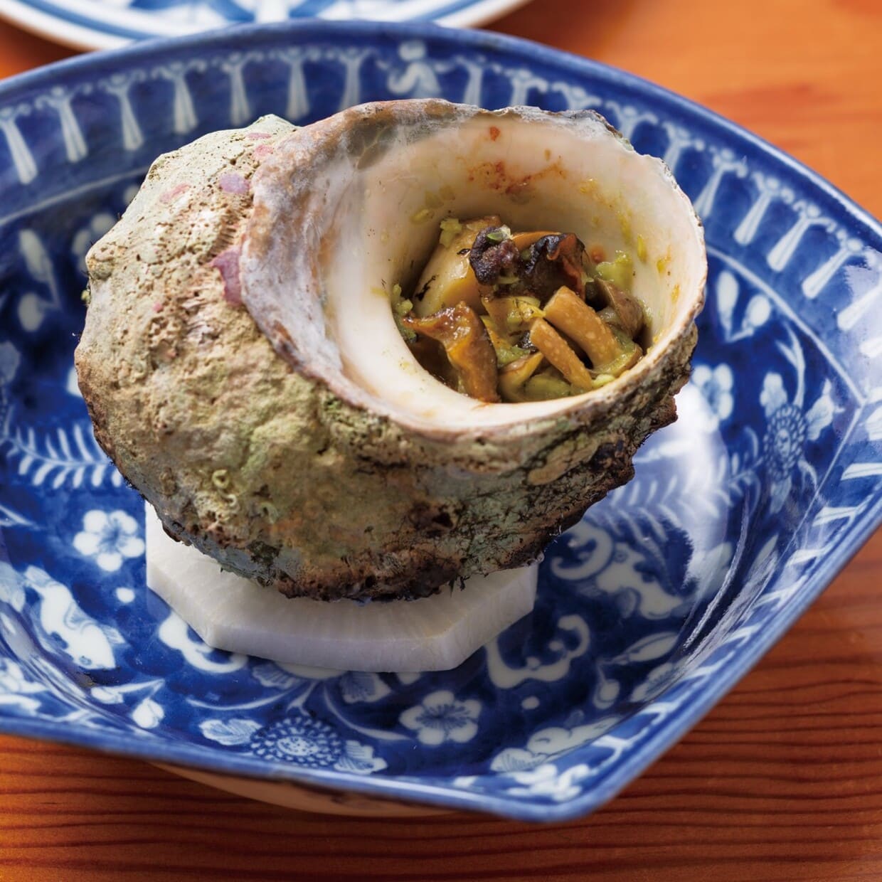 『魚菜 きし』のサザエの香りバター焼き