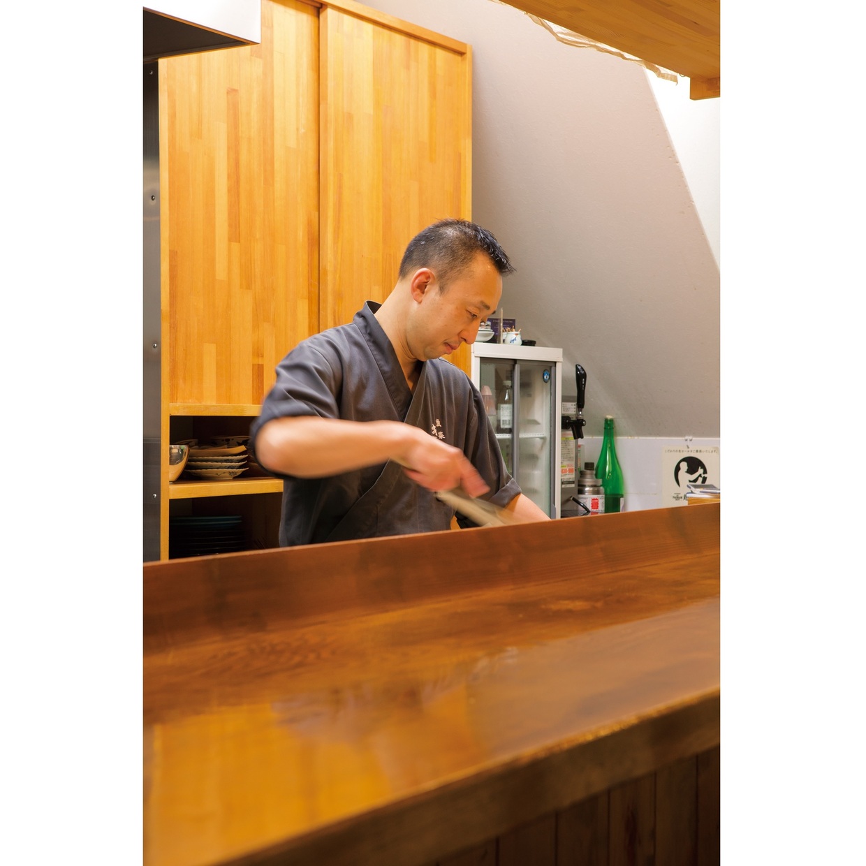 『魚菜 きし』の調理をする店主の岸さん