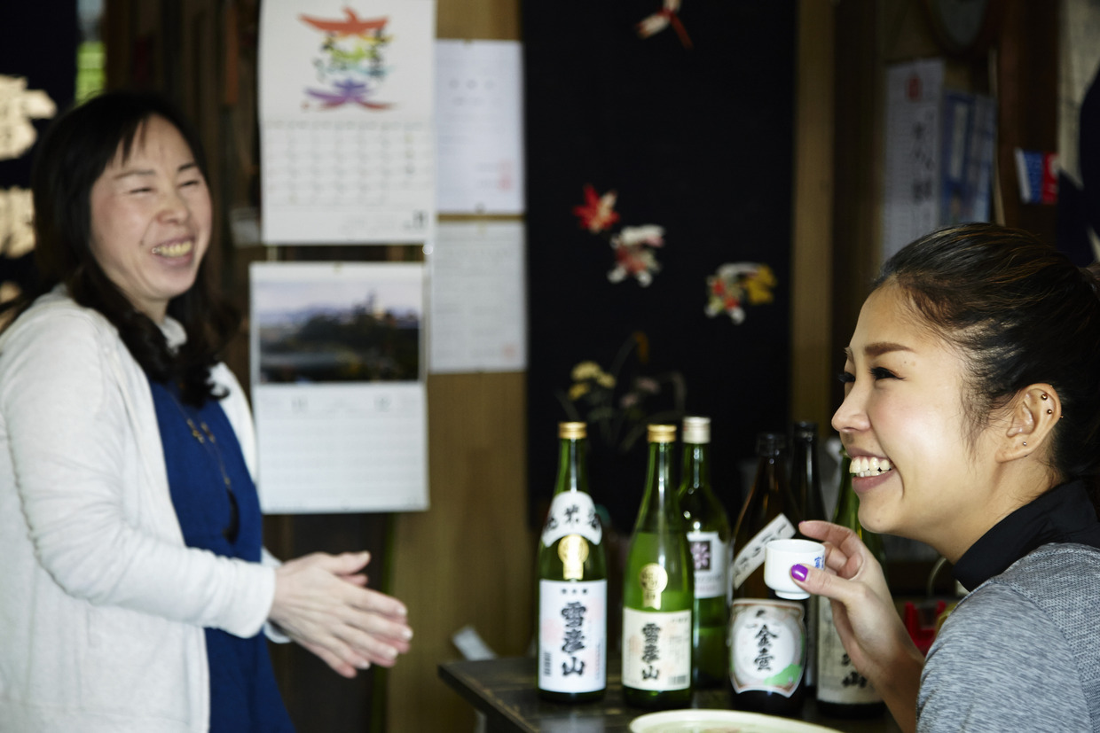 『壷坂酒造』の直売所。客と女将さん