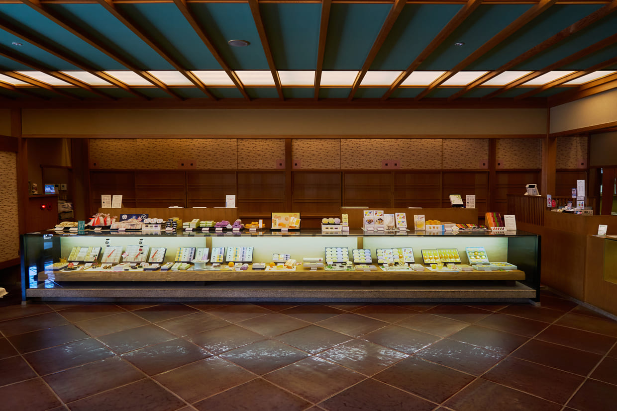 京都『鶴屋吉信』店内
