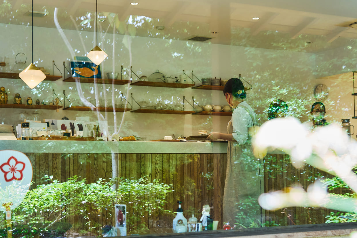 京都『tubara cafe』店内、窓際
