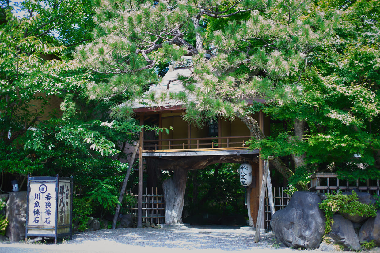 京都『山ばな 平八茶屋』騎牛門