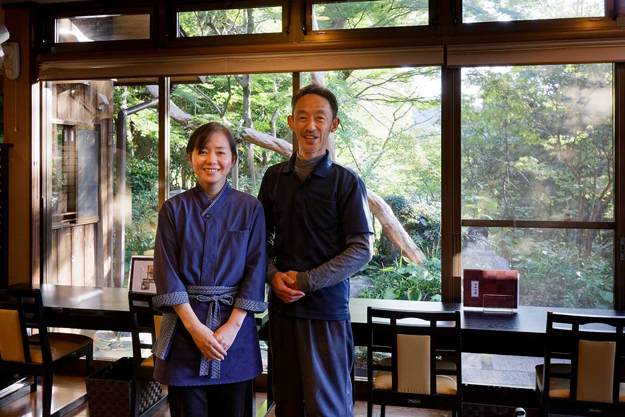 『松本亭』の5代目亭主・松本敏明さんと奥様の孝子さん