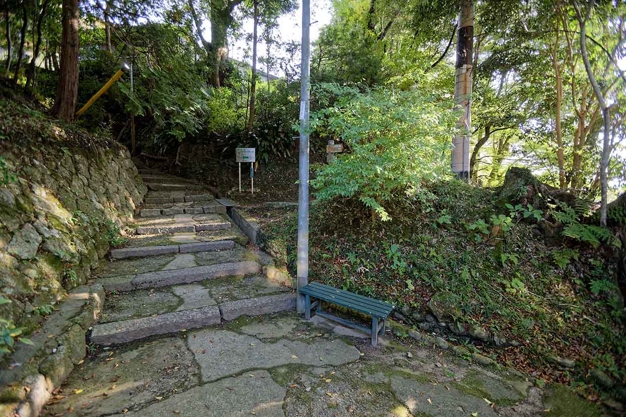 『松本亭』すぐ側にある東海自然歩道入口