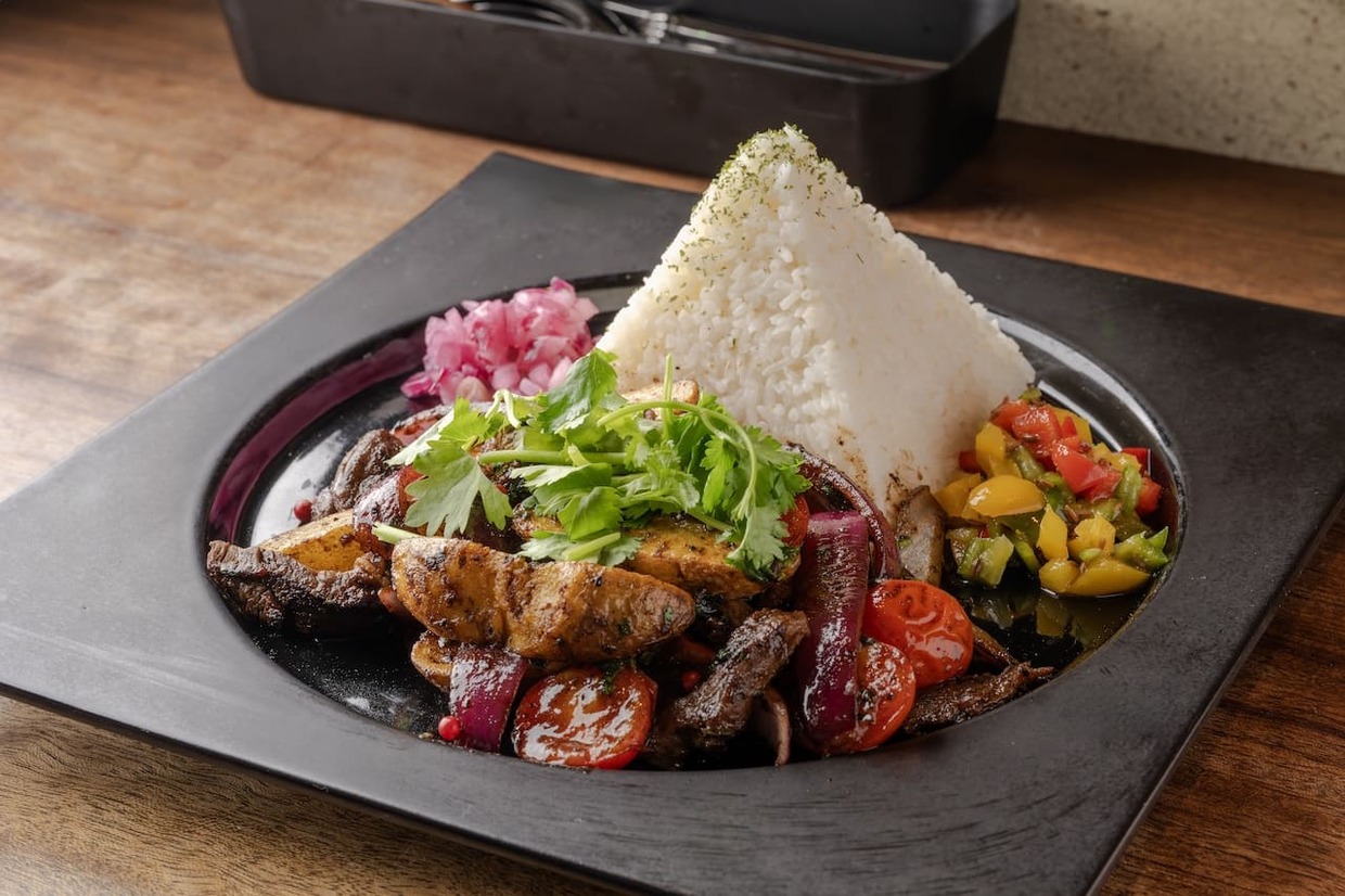 『SPICE STAND TONGARI』ロモ・サルタード