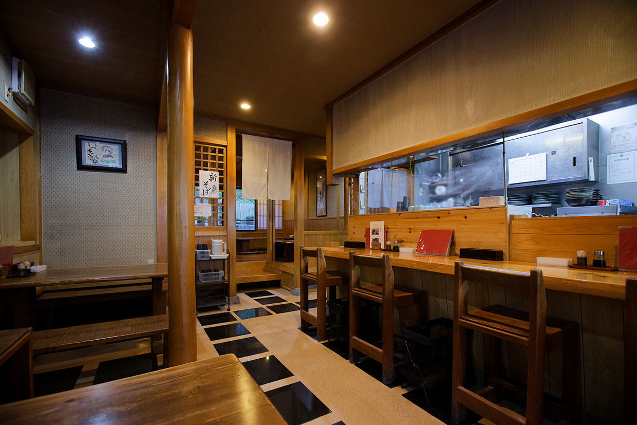 『清九郎』カウンター、テーブル席