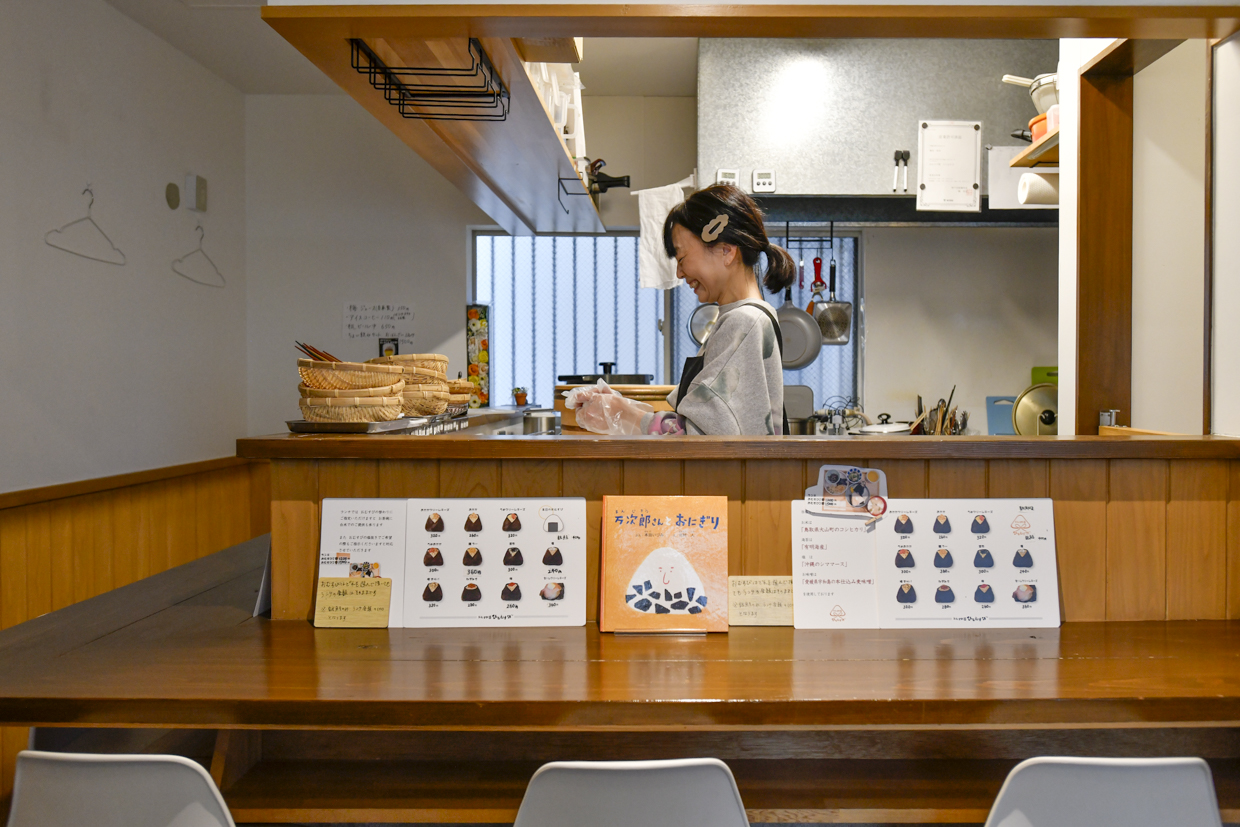 『ひとむすび』店内と店主の郷良佳世さん
