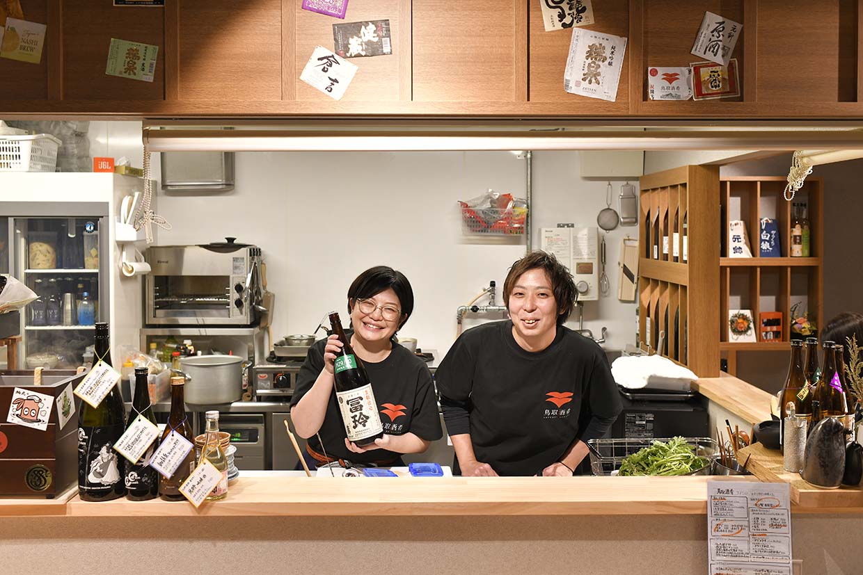 『鳥取酒肴』オーナーの西谷友香里さんと、料理長の東藤侑人さん。