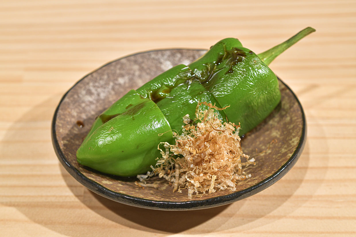 『鳥取酒肴』のピーマン丸焼き