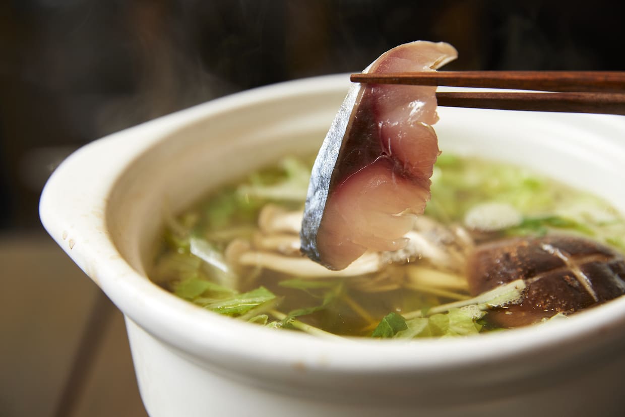 大阪・梅田『とろさば料理専門店 SABAR 阪急三番街店』とろさばのしゃぶしゃぶ、持ち上げ