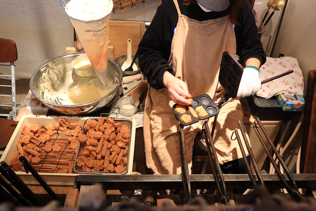 『えみり堂』の野球カステラ焼く作業