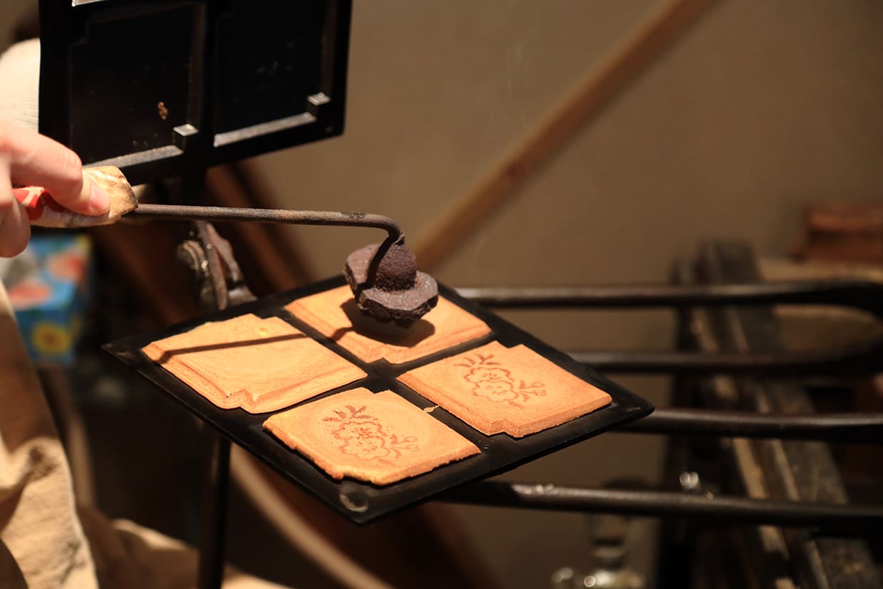 『えみり堂』の焼印を押す作業