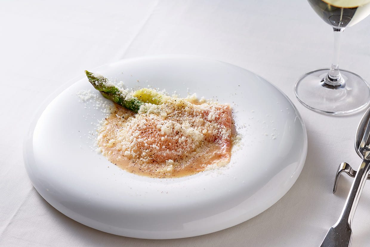 『カンティーナ・アルバロンガ』のアスパラガスの一品