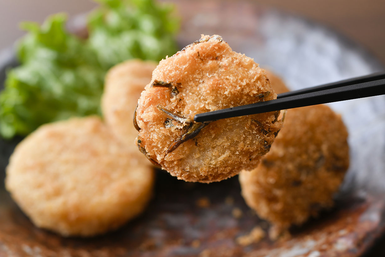 『みさき食堂』の港のジャココロッケと紅ズワイガニのクリームコロッケ