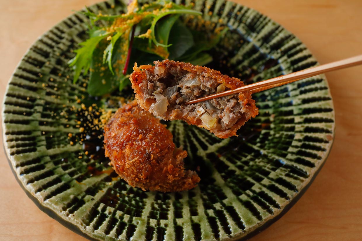 「德まる」のくまメンチカツ