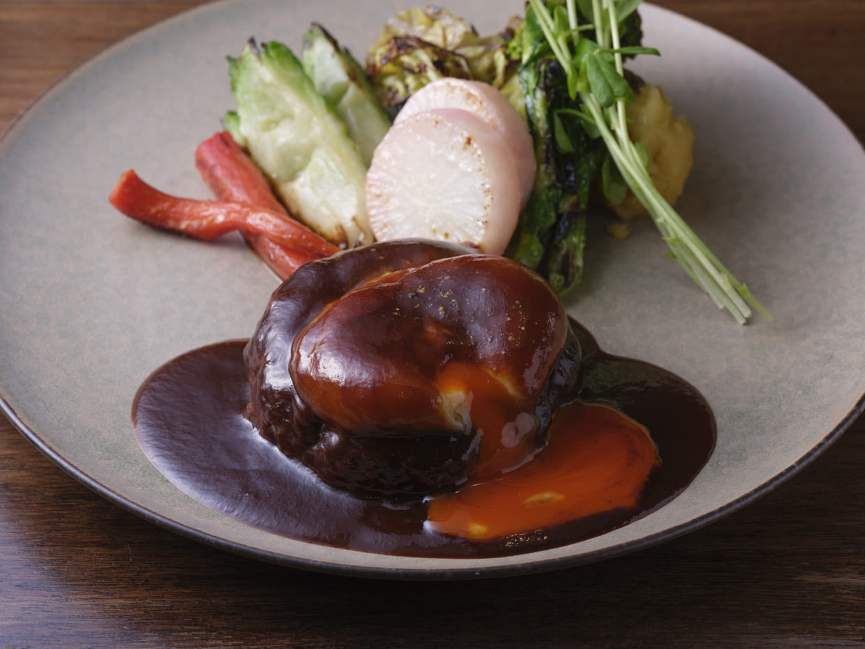 京都・烏丸御池『洋食堂のろ』洋食堂のろの煮込みハンバーグ 赤味噌デミグラス ポーチドエッグ