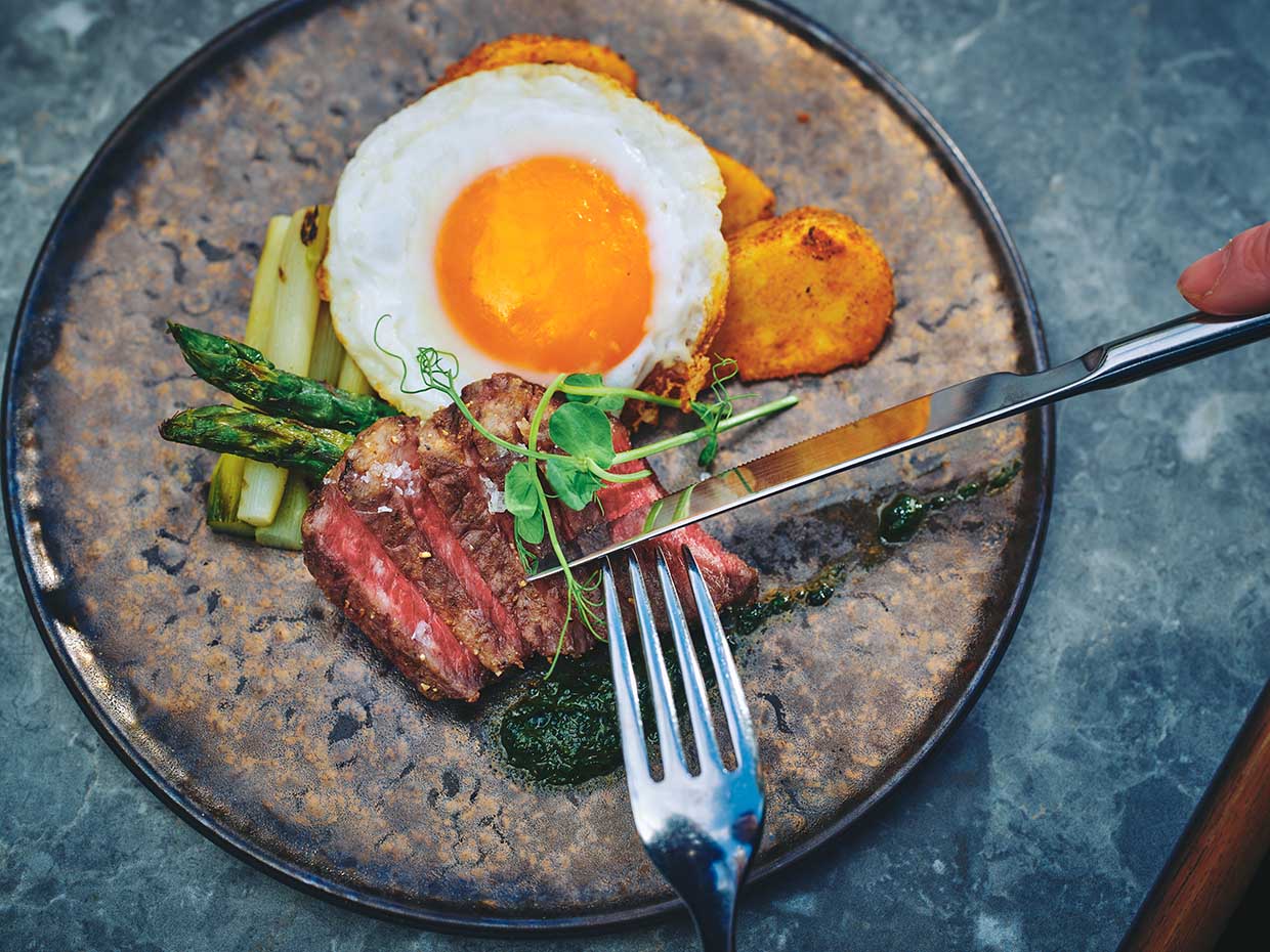 『EMBA KYOTO GRILL』の自家熟成和牛モモ肉のステーキ