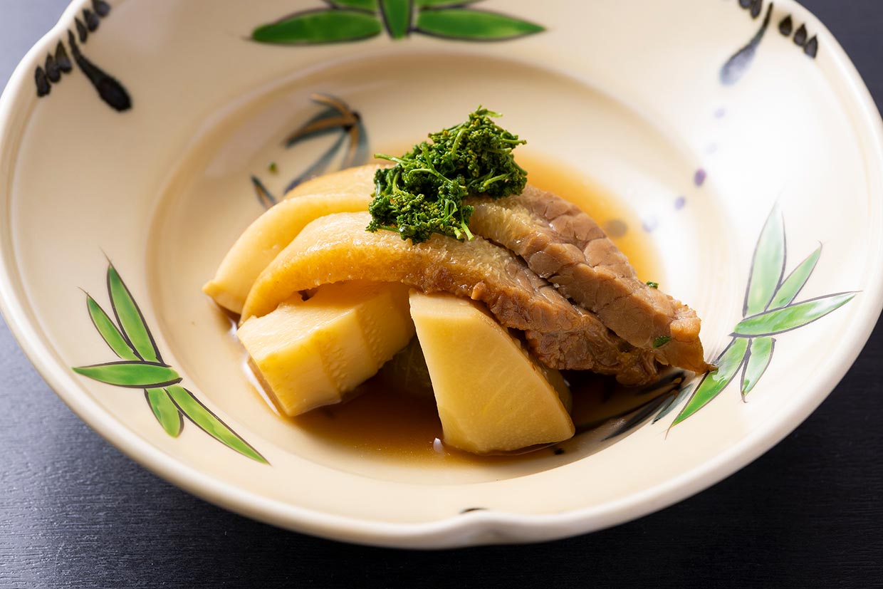 北新地『慶喜』の筍と鯨うねすの煮物