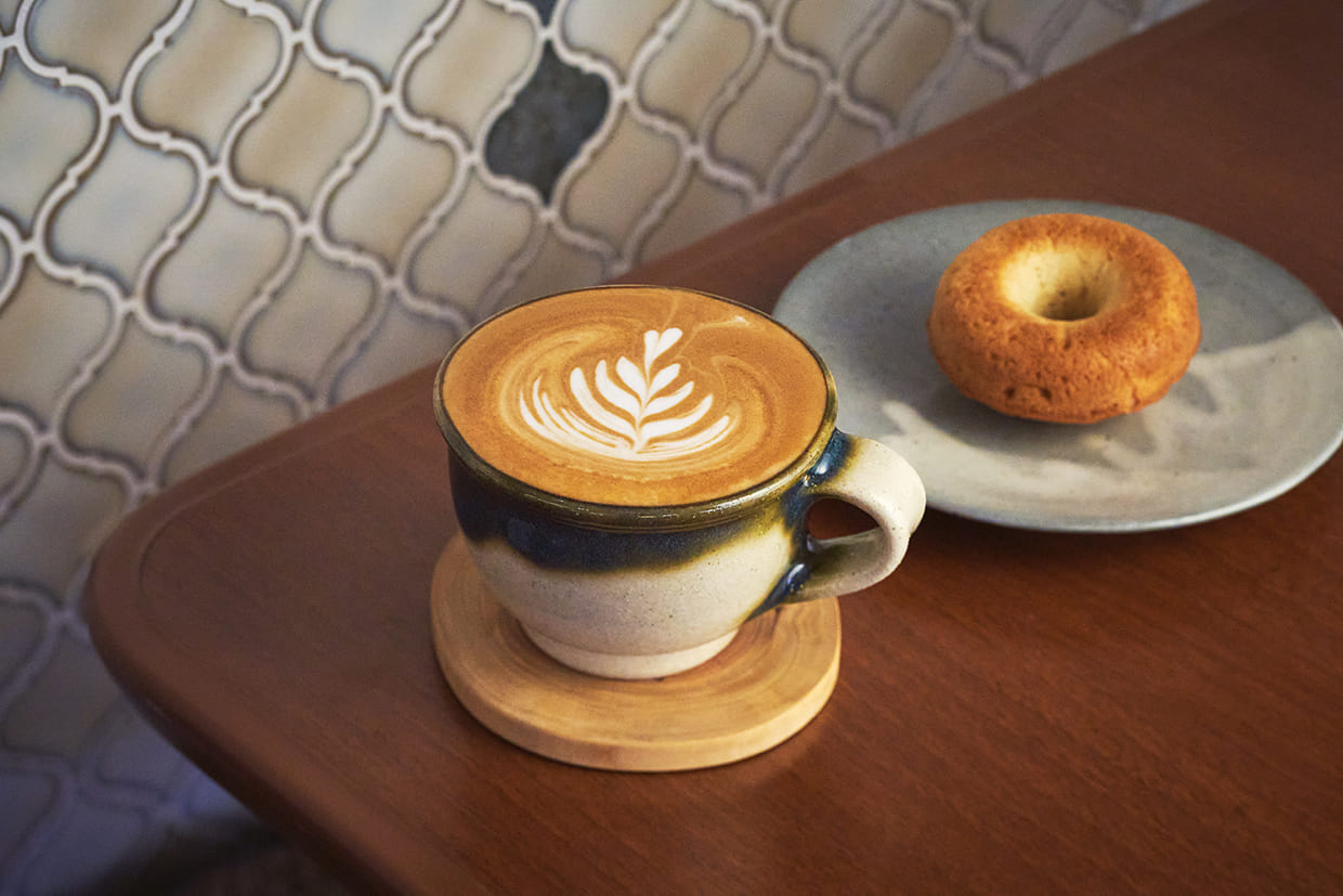 『イロリコーヒー』のカフェラテとおからドーナツ