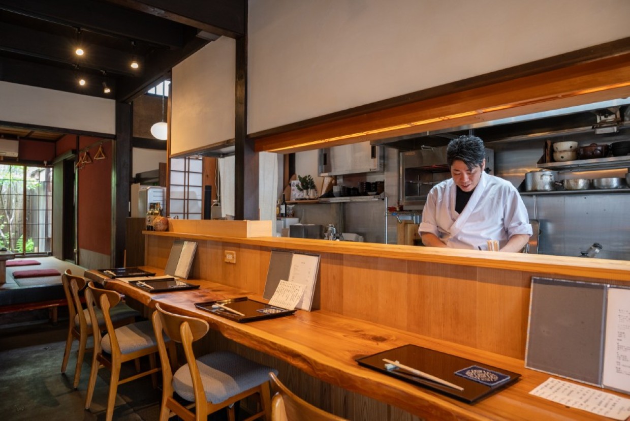 京都・丸太町『福やす』店内