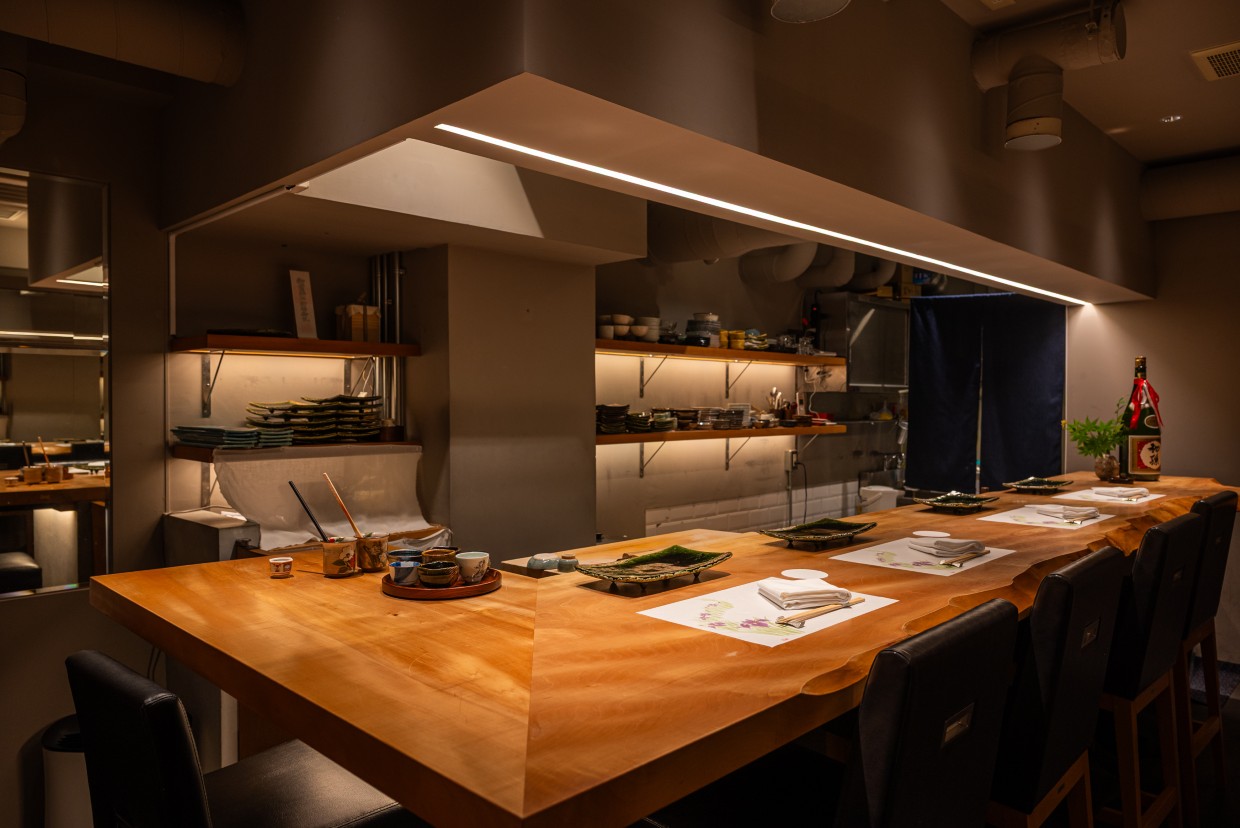 京都・出町柳『鮨 いい村』店内、カウンター席