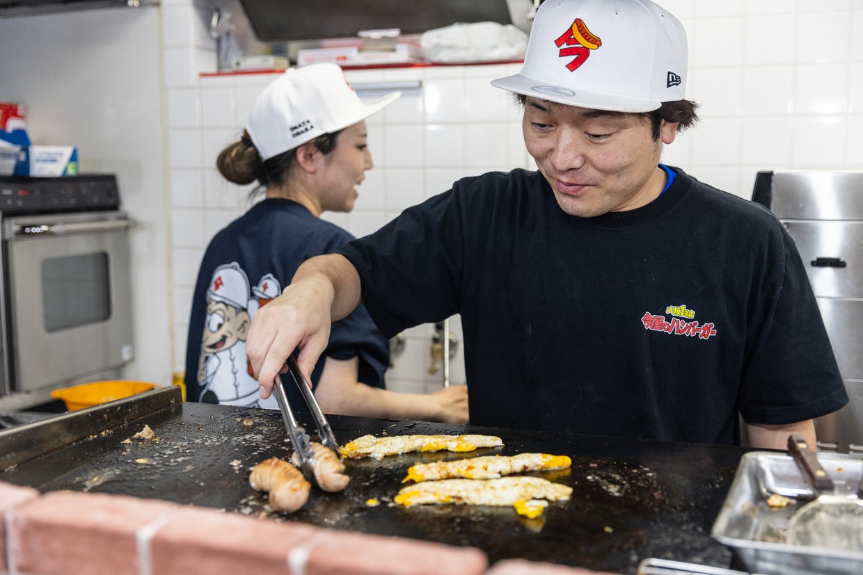 『今屋のハンバーガー 大阪1号店』板谷貴之さんと奥様の有希さん。