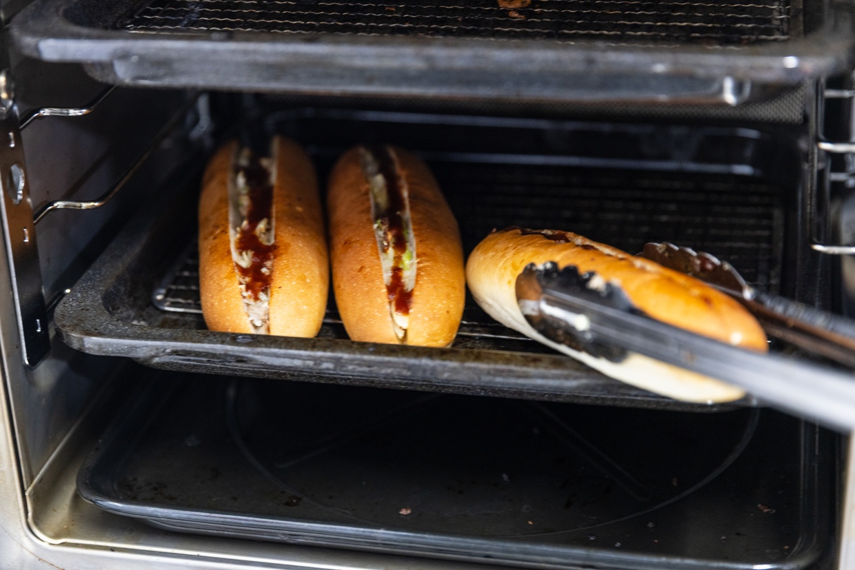 今屋のハンバーガー大阪1号店のパン焼くところ