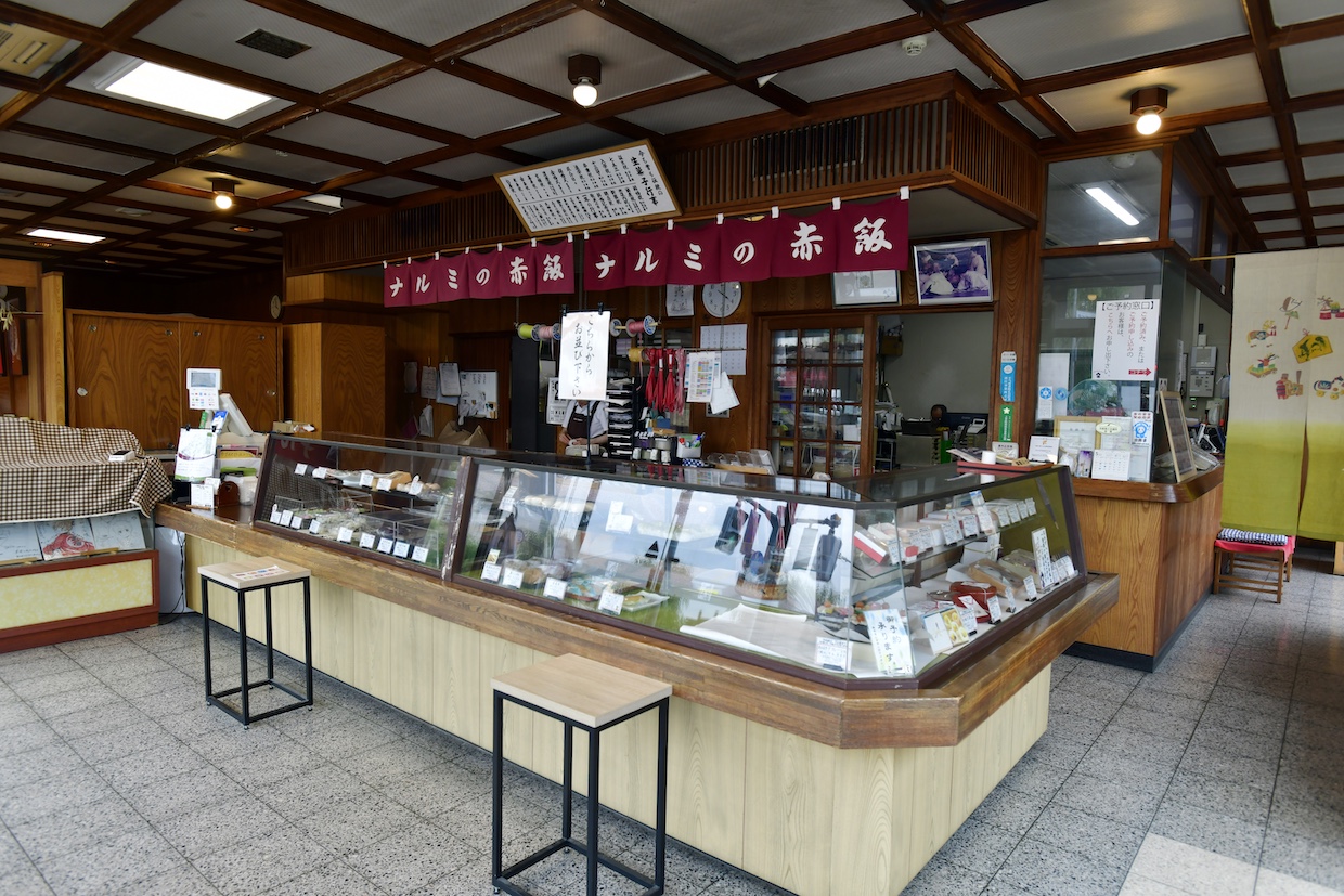 鳴海餅本店内観