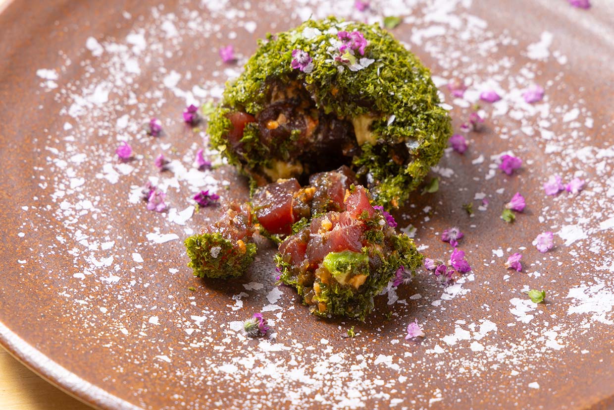 『炭ノ火ノtomo』の「まぐろアボカドタルタル」断面