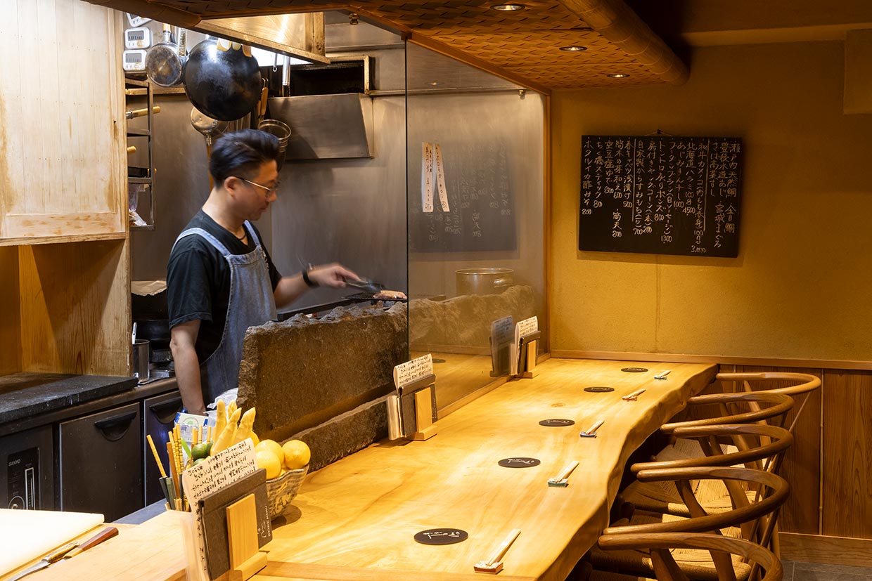 神戸・三宮「炭ノ火ノtomo」店内