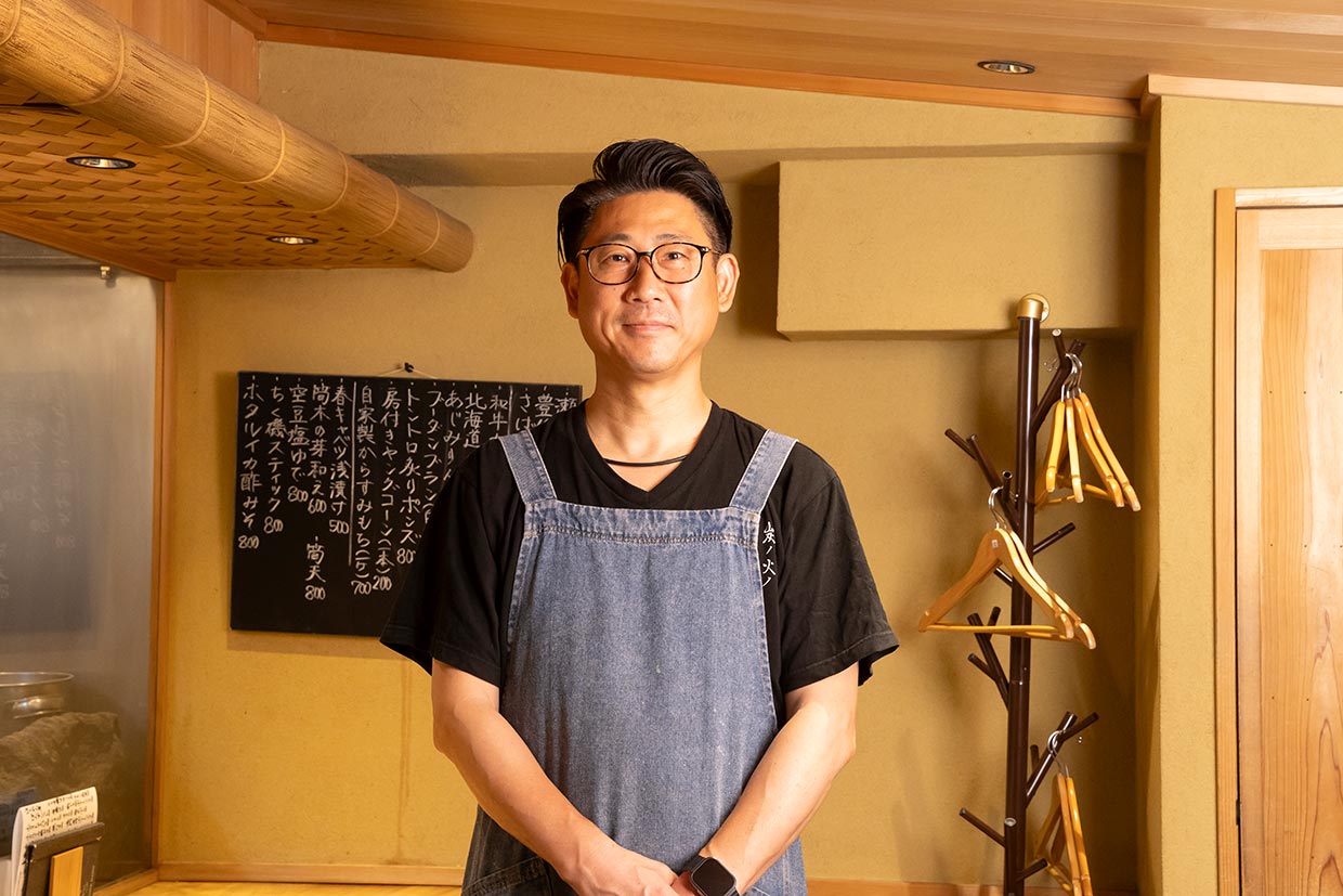 神戸『炭ノ火ノtomo』の店主の松本知樹さん