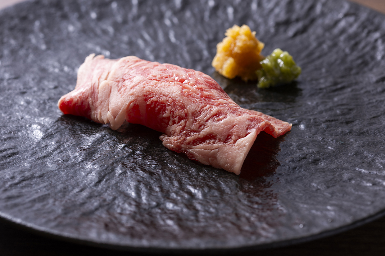 『焼肉心たけ』のなにわ黒牛の炙りにぎり