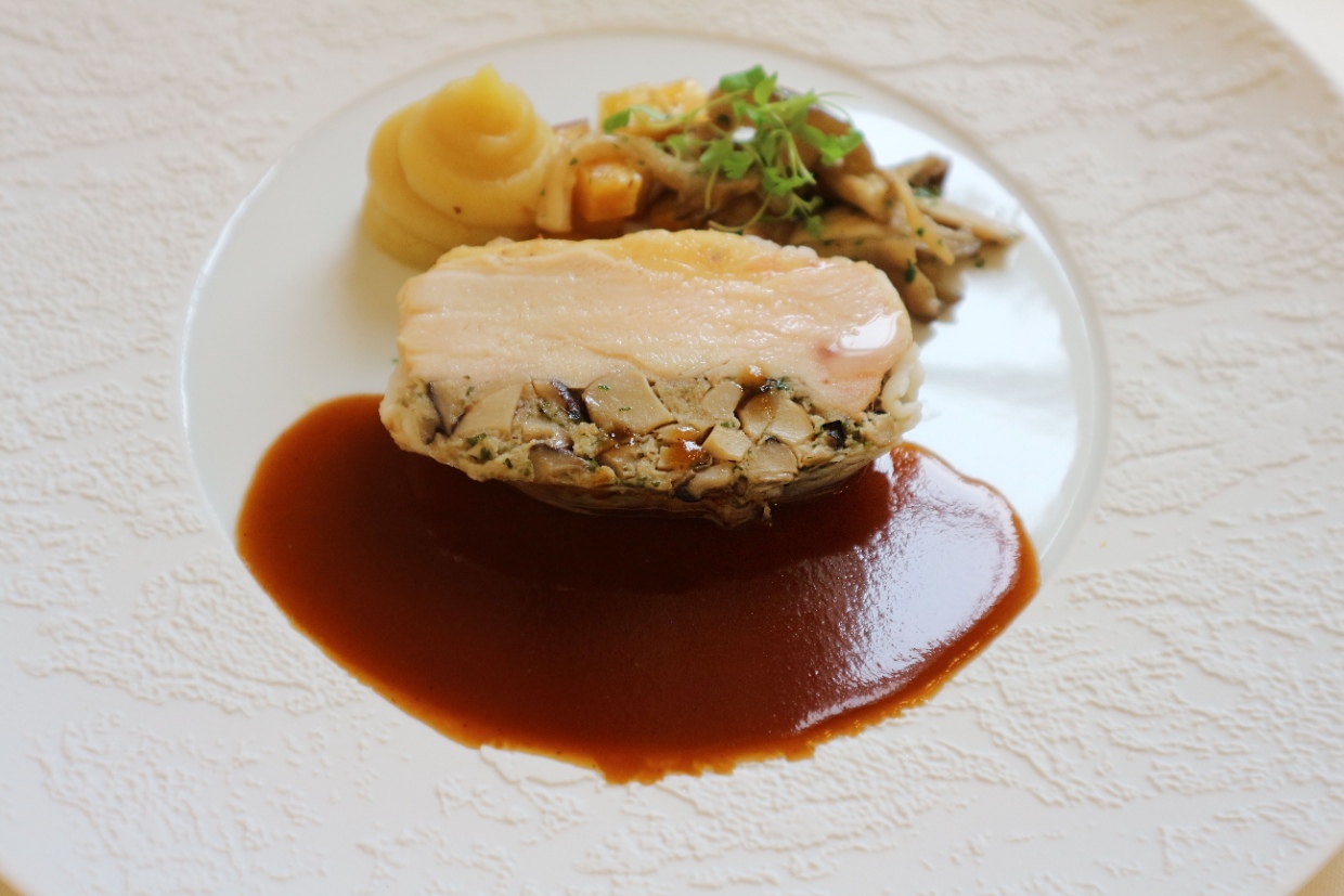『レストラン ラ トゥール』の京赤地鶏胸肉と椎茸のファルシー　丹波しめじと薩摩芋のキャラメリゼ。