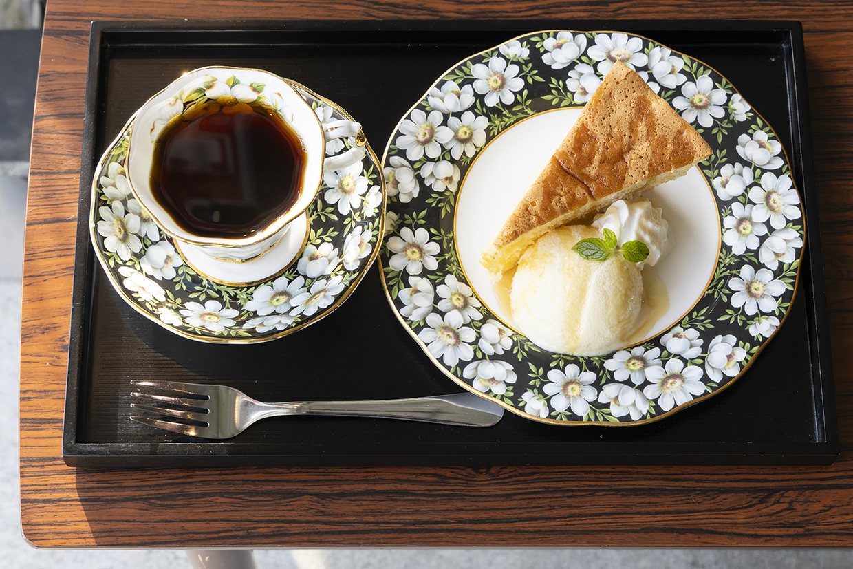 『RVC』のコーヒーとシフォンケーキ