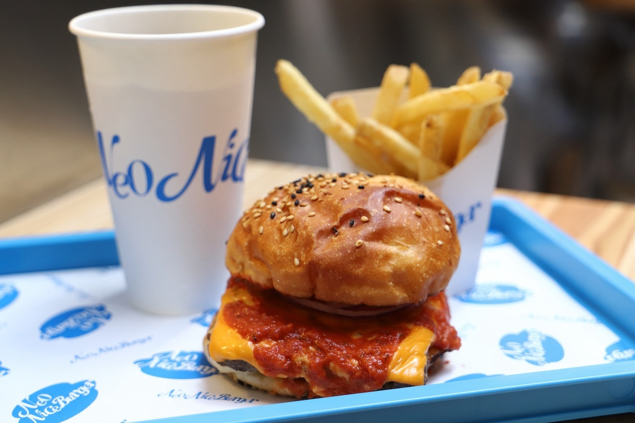 『ネオナイスバーガー』の「ネオナイスチーズバーガー」。