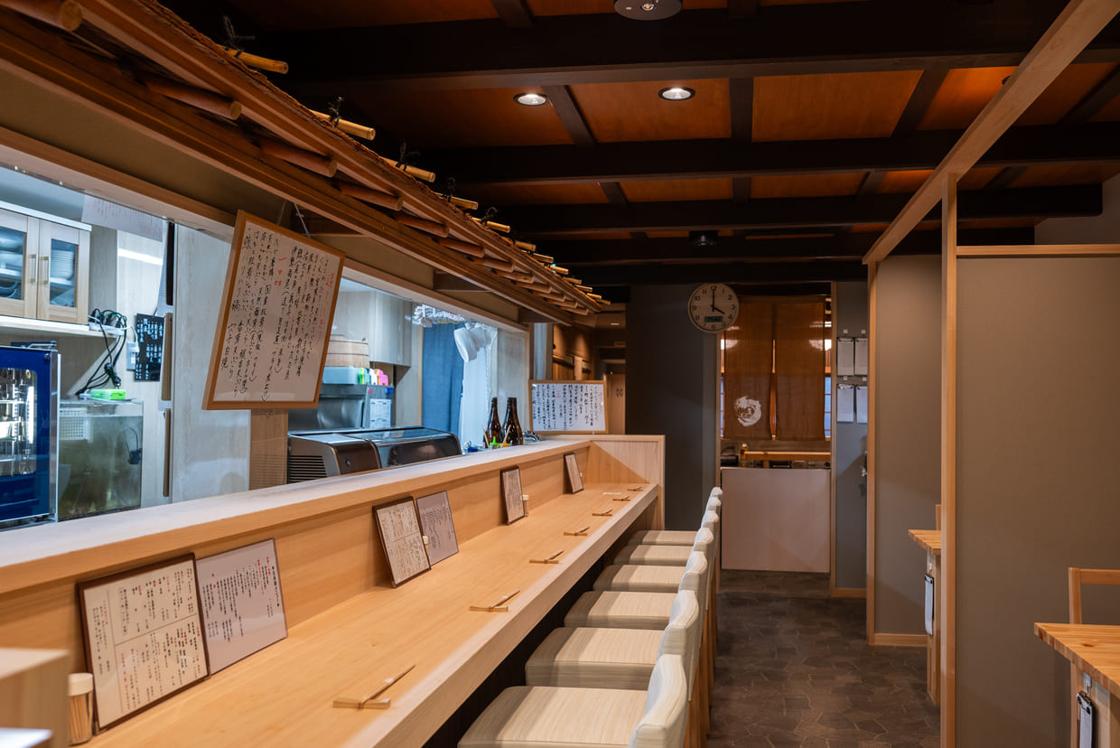 京都『寿司酒場　神馬』店内