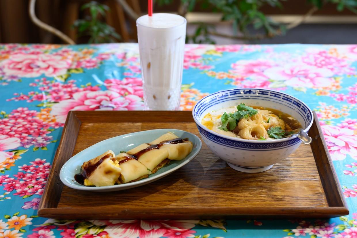 味庵茶坊の早餐Bは鹹豆漿に蛋餅、飲み物