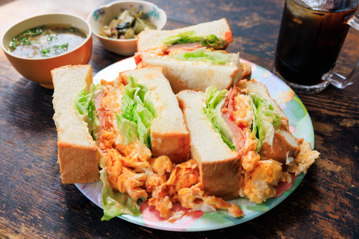 喫茶Yのハーフサンドイッチとおかず