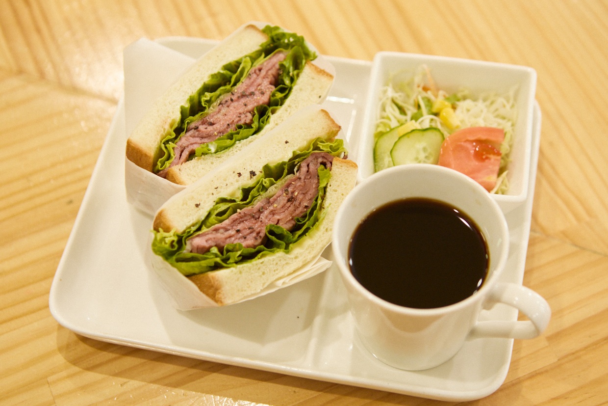 『肉食堂 MATSU』のローストビーフサンド