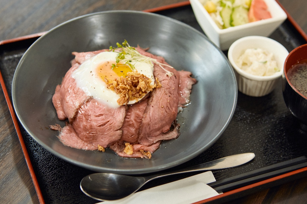 『肉食堂 MATSU』のローストビーフ丼