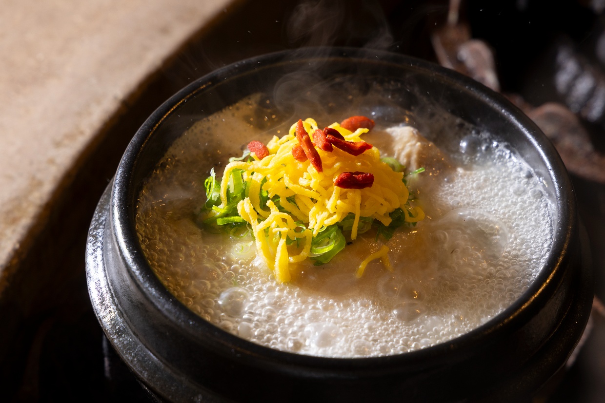 『参鶏湯 入ル』のサムゲタン