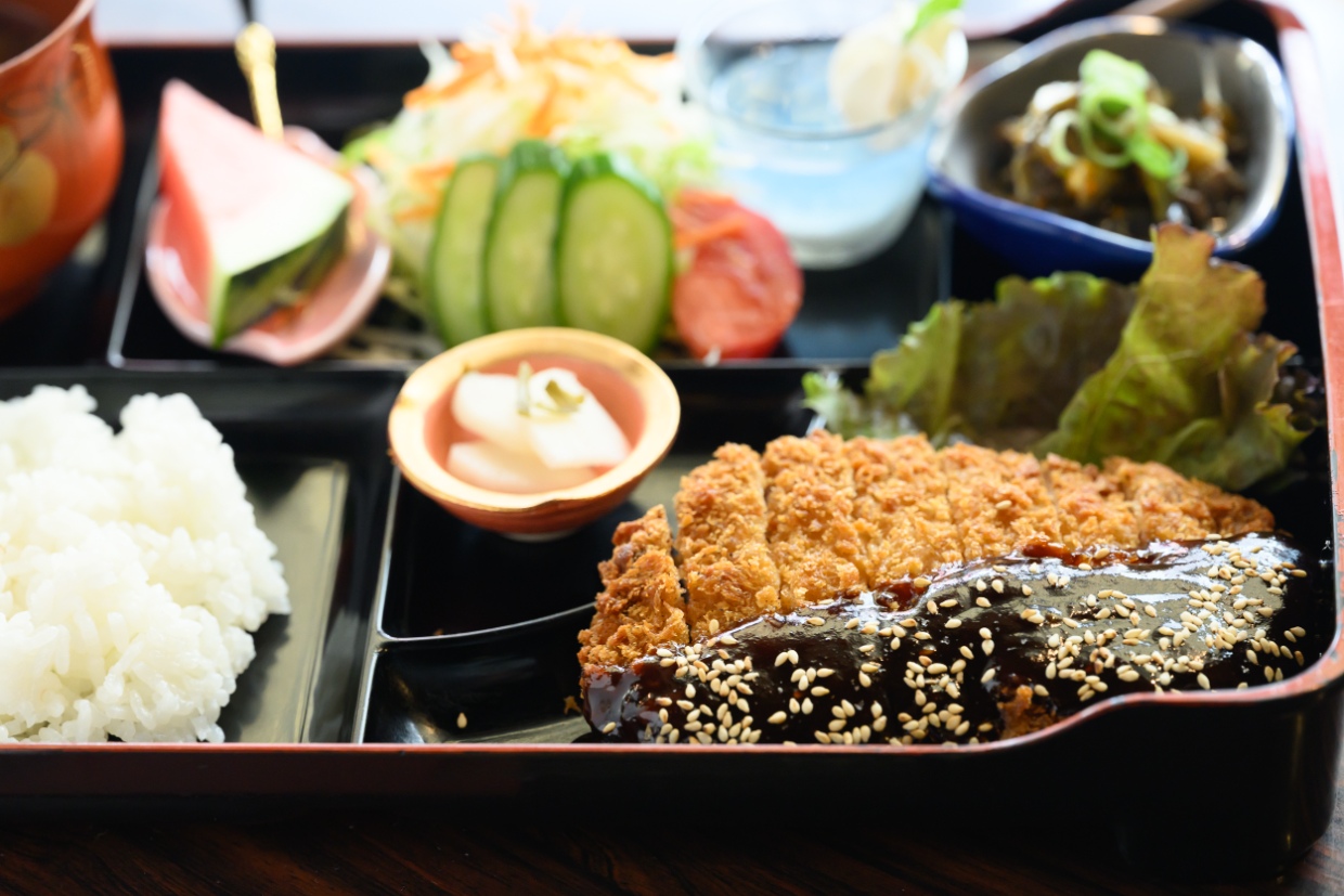 アーニーハウスみそかつ定食