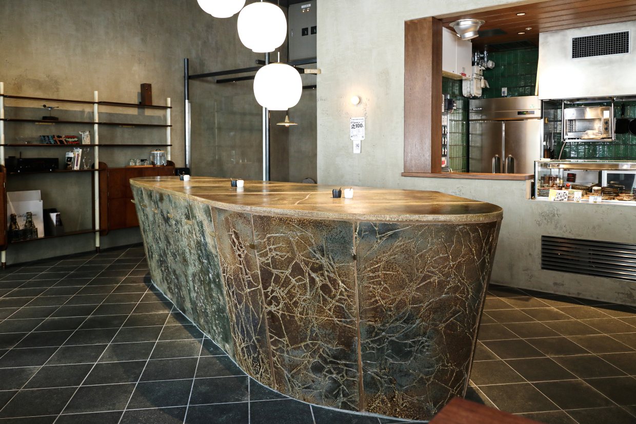 『スタンド ソバ シュハリ』スタンドテーブル