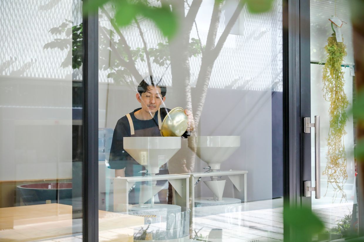 『スタンド ソバ シュハリ』製粉・製麺室