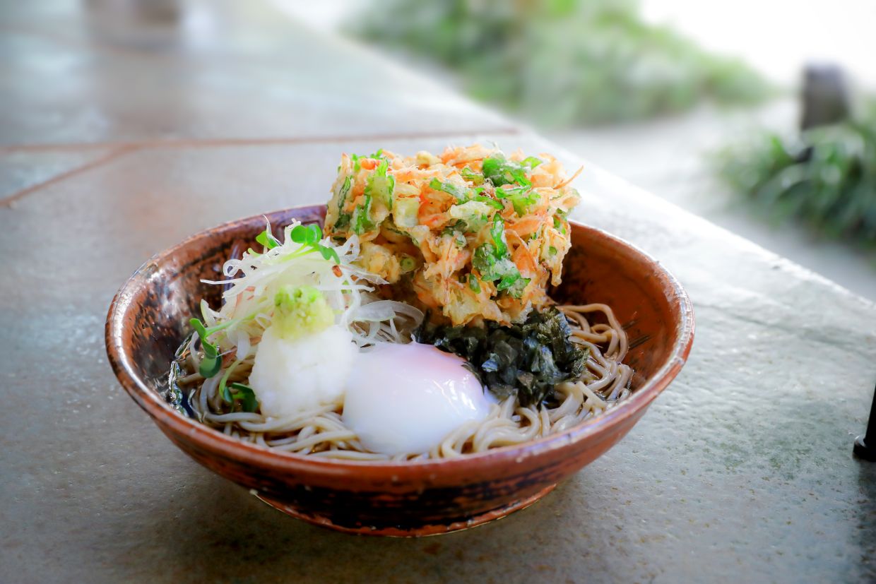 『スタンド ソバ シュハリ』かき揚げぶっかけ蕎麦